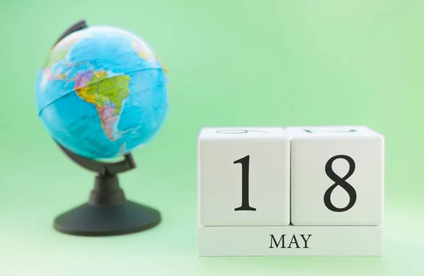 Planner dřevěná kostka s čísly, 18 dnů měsíce května, jaro — Stock fotografie