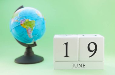 Sayılarla planlayıcı ahşap küp, Haziran ayının 19 günü, yaz