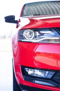 Araba yıka, köpükle yıkadıktan sonra arabayı temizle.