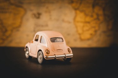 Eski kart geçmişi olan küçük pembe araba, seyahat ya da tatil planlama konsepti