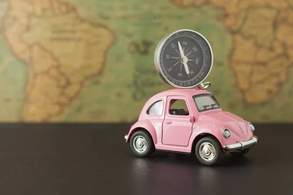 古旧地图背景、旅行概念和度假规划方面的粉色汽车和指南针 — 图库照片