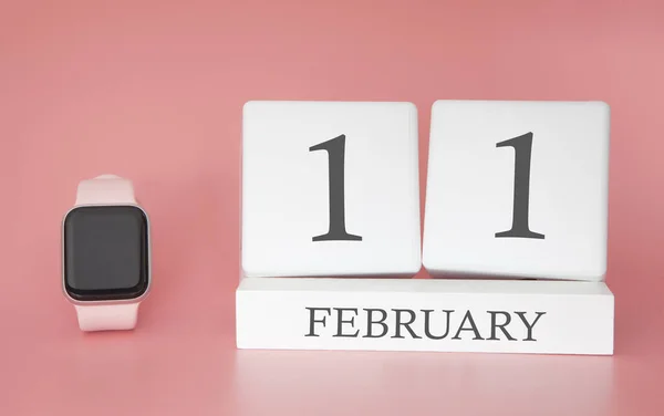 Reloj Moderno Con Calendario Cubo Fecha Febrero Sobre Fondo Rosa —  Fotos de Stock