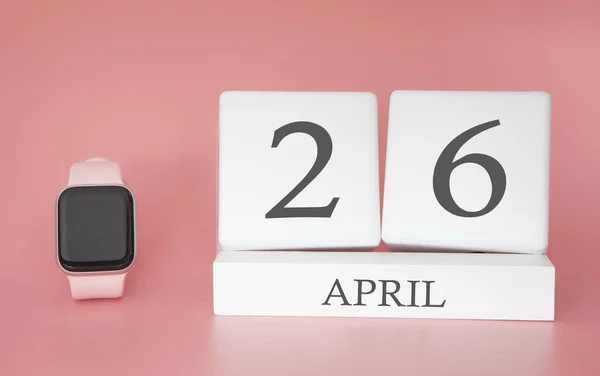 Reloj Moderno Con Calendario Cubo Fecha Abril Sobre Fondo Rosa —  Fotos de Stock