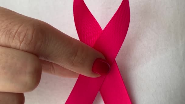 Flicka Med Ett Rosa Band Händerna Begreppet Kamp Mot Bröstcancer — Stockvideo