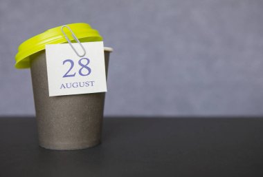 28 Ağustos yaz sezonu için takvim tarihli kahve kağıdı bardağı. Dinlenme ve tatil zamanı..