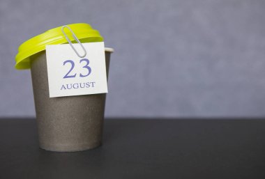 23 Ağustos yaz sezonu için takvim tarihli kahve kağıdı bardağı. Dinlenme ve tatil zamanı..
