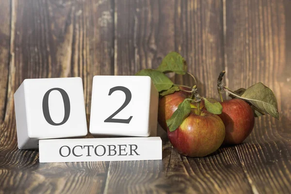 Października Dzień Miesiąca Kostka Kalendarza Drewnianym Tle Czerwonymi Jabłkami Koncepcją — Zdjęcie stockowe