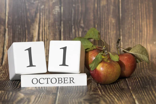 Października Dzień Jedenasty Miesiąca Kostka Kalendarza Drewnianym Tle Czerwonymi Jabłkami — Zdjęcie stockowe