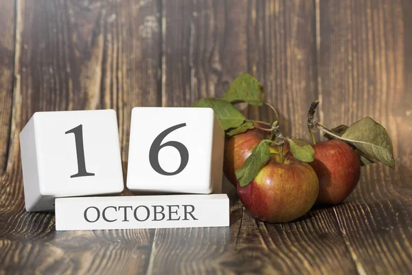 Października Dzień Miesiąca Kostka Kalendarza Drewnianym Tle Czerwonymi Jabłkami Koncepcją — Zdjęcie stockowe