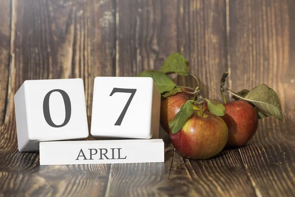 4月7日 月の07日 赤いリンゴと木製の背景にカレンダーキューブ ビジネスの概念と重要なイベント — ストック写真
