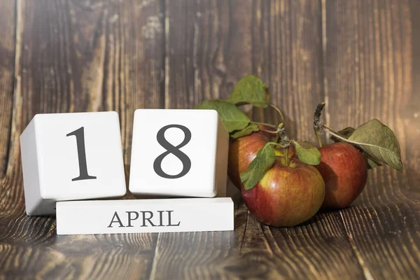 Nisan Ayın Günü Ahşap Arka Planda Kırmızı Elmalarla Takvim Küpü — Stok fotoğraf