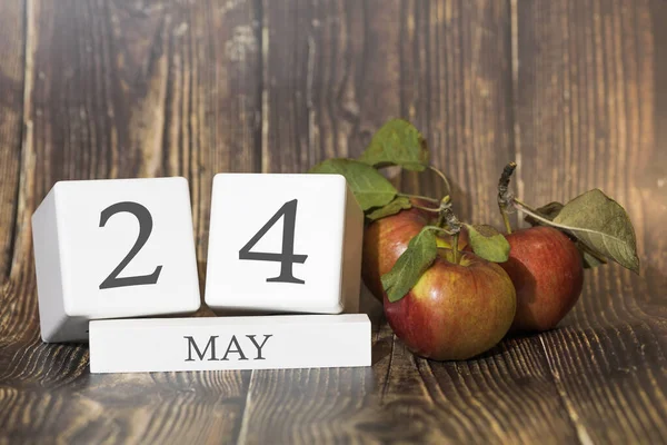 Mayıs Ayın Ahşap Arka Planda Kırmızı Elmalarla Takvim Küpü Konsepti — Stok fotoğraf