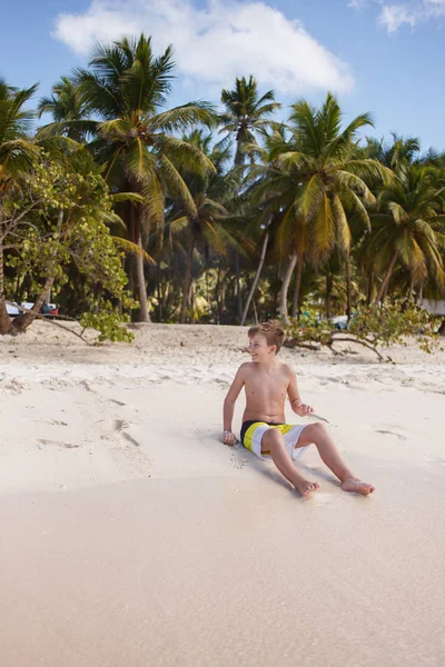 Carino Ragazzo Tropicale Spiaggia — Foto Stock