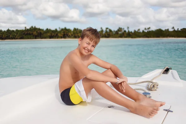 Carino Ragazzo Tropicale Spiaggia — Foto Stock