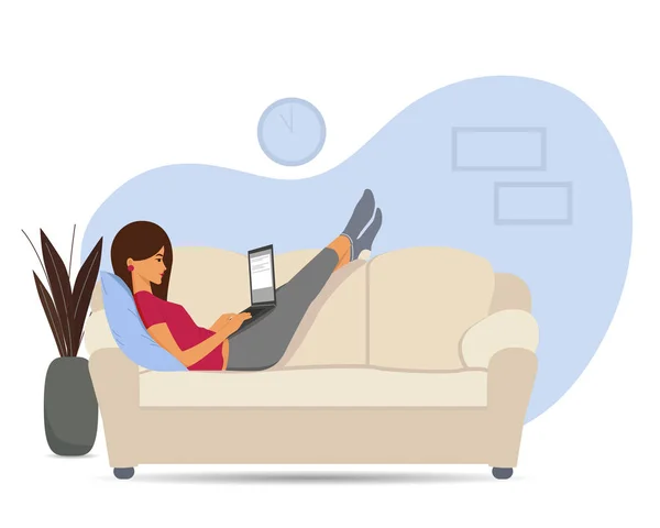 Ilustración vectorial del trabajo freelance. Chica trabaja en el ordenador y se encuentra en el sofá en casa. — Vector de stock