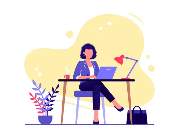 Trabajador de oficina. La mujer de negocios está sentada en el escritorio y trabajando en el portátil. Ilustración de concepto de vector plano aislado en blanco . — Archivo Imágenes Vectoriales