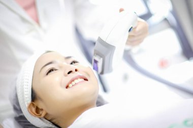 Machine.Young kadın lazer tedavisi lazer. Care.Young yüz güzelliği tedavi gören, pigmentasyon kozmetik kliniğinde kaldırma kadın cilt. IPL. Fotoğraf yüz Therapy.Anti-yaşlanma yordamları.