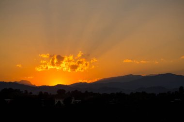 Alacakaranlık gökyüzü arka planı. Renkli gün batımı gökyüzü ve alacakaranlıktaki canlı gökyüzü. Ateşli turuncu günbatımı gökyüzü. Güzel