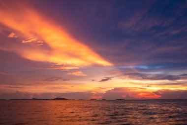 Alacakaranlık gökyüzü arka planı. Renkli gün batımı gökyüzü ve alacakaranlıktaki canlı gökyüzü. Ateşli turuncu günbatımı gökyüzü. Güzel