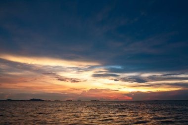 Alacakaranlık gökyüzü arka planı. Renkli gün batımı gökyüzü ve alacakaranlıktaki canlı gökyüzü. Ateşli turuncu günbatımı gökyüzü. Güzel