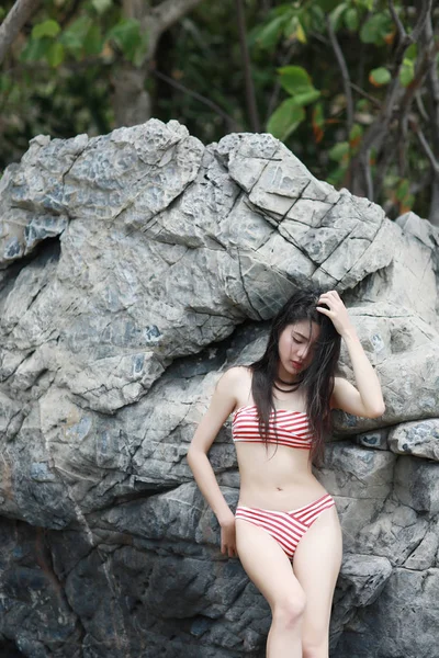 Retrato Una Hermosa Mujer Moda Deportiva Bikini Posando Verano Cerca — Foto de Stock