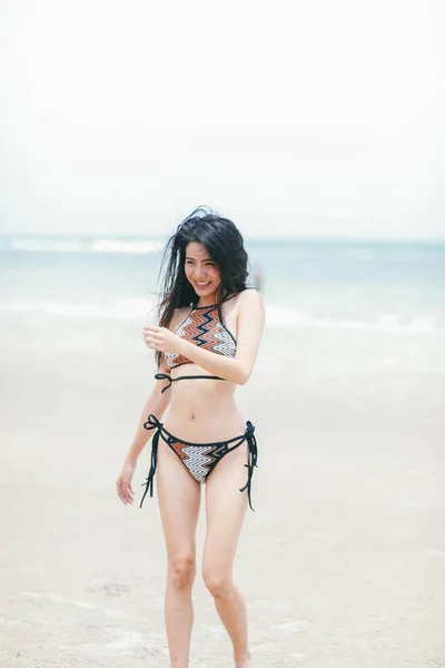Retrato Una Hermosa Mujer Moda Deportiva Bikini Posando Verano Cerca — Foto de Stock