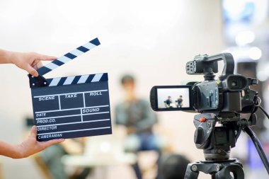 Film clapper holding adam eller. Film yönetmen concept.camera röportajda Vizör görüntü yakalama hareket göstermek veya düğün töreni yayını, duygu, en iyi anma günü kavramı durdurulmuş çekimde yakalamak.