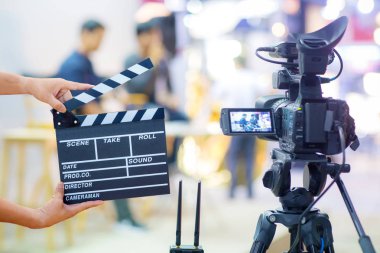 Film clapper holding adam eller. Film yönetmen concept.camera röportajda Vizör görüntü yakalama hareket göstermek veya düğün töreni yayını, duygu, en iyi anma günü kavramı durdurulmuş çekimde yakalamak.