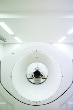 Hastanenin tomografi odasında elektrokardiyogram. Hastanedeki kalp atış hızı monitörü. Eski bir hastanın tomografi işlemi. Travma için adam tıbbi tarama alıyor.