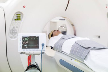 Hastanenin tomografi odasında elektrokardiyogram. Hastanedeki kalp atış hızı monitörü. Eski bir hastanın tomografi işlemi. Travma için adam tıbbi tarama alıyor.