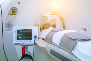 Hastanenin tomografi odasında elektrokardiyogram. Hastanedeki kalp atış hızı monitörü. Eski bir hastanın tomografi işlemi. Travma için adam tıbbi tarama alıyor.