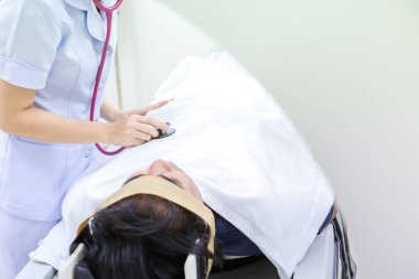 Hemşire kalp hızı sayıyor. dinlemek için bir stetoskop kullanarak Doktor hastanın Göğüs kalp veya akciğer sağlık kliniği, fiziksel muayene, tıbbi ve sağlık kavramı kontrol dostum.