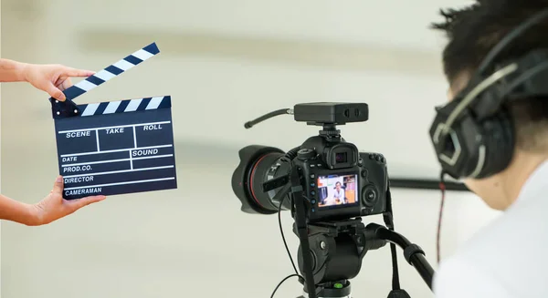 Film Clapper Holding Adam Eller Film Yönetmen Concept Camera Röportajda — Stok fotoğraf