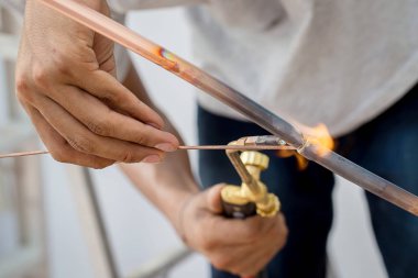 Sanayi sistem erkek işçi bakır boru Klima Ortak kaynak. Bakır boru bir metan gaz boru hattı veya bir klima ya da su sistem kaynak. Bakır boru Lehimleme kaynak. 