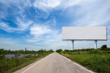 boş billboard parkta yan. kopya alanı, reklam, metin ve nesne için görüntü. doğal yeşil beyaz panoda. Boş billboard yeni reklam için hazır.