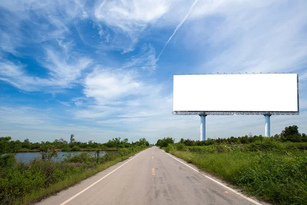 公园侧向上的空白广告牌 用于复制空间 文本和对象的图像 自然绿的白色广告牌 空白广告牌准备新广告 — 图库照片