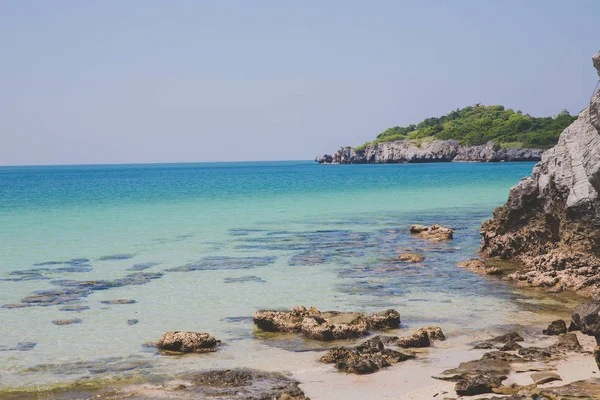 Gökyüzü Manzarası Açık Mavi Deniz Kayalar Güzel Doğa Arkaplanı — Stok fotoğraf
