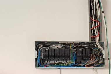Elektrik emniyet devresi sigorta kutusu geçiş. Eski kesiciler denetimi kutusunda. Devre kesici kurulu açma/kapama. Bir parmak hakkında büyük bir kırmızı ana şalter geçiş yapmaktır.