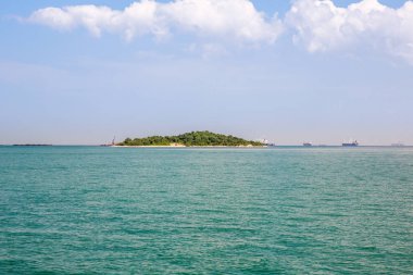 Çöl Adası Mavi Cennet. Tropikal ada. Yaz seyahati ve tatil konsepti tasarımı için inanılmaz bir plaj geçmişi. Güzel mavi deniz, rahatlatıcı sahil manzarası ve sakin palmiye ağaçları.