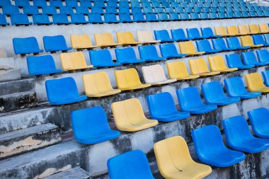 Stadyum koltukları. Plastik seyirci koltuk Stadyumu, rekabet kavramı. eski plastik koltuk Stadyumu'nda. 