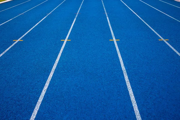 体育场内的蓝色跑道 户外体育场的橡胶跑道 — 图库照片