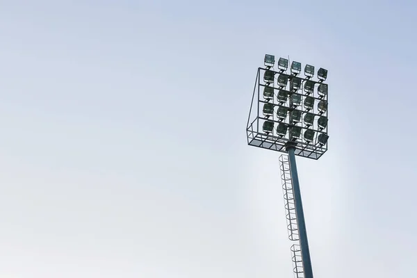 Große Hohe Outdoor Stadionscheinwerfer Auf Starrer Rahmenkonstruktion Unter Natürlichem Sonnenlicht — Stockfoto