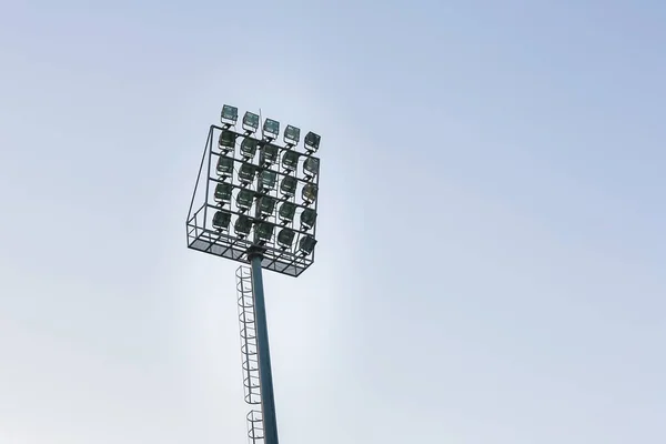 Große Hohe Outdoor Stadionscheinwerfer Auf Starrer Rahmenkonstruktion Unter Natürlichem Sonnenlicht — Stockfoto