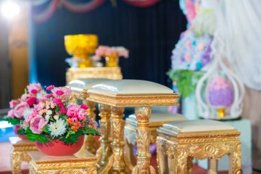 Kültürel düğün töreni için Thai düğün aksesuarı, gelin ve damat için lüks sandalye, kaidesi ve diğerleri için altın tepsi. Düğün nesneleri için resim, kopyalama alanı ve reklam.