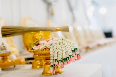Kültürel düğün töreni için Thai düğün aksesuarı, gelin ve damat için lüks sandalye, kaidesi ve diğerleri için altın tepsi. Düğün nesneleri için resim, kopyalama alanı ve reklam.