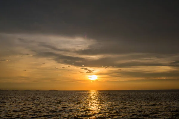 Pôr Sol Brilhante Com Grande Sol Amarelo Sob Superfície Mar — Fotografia de Stock