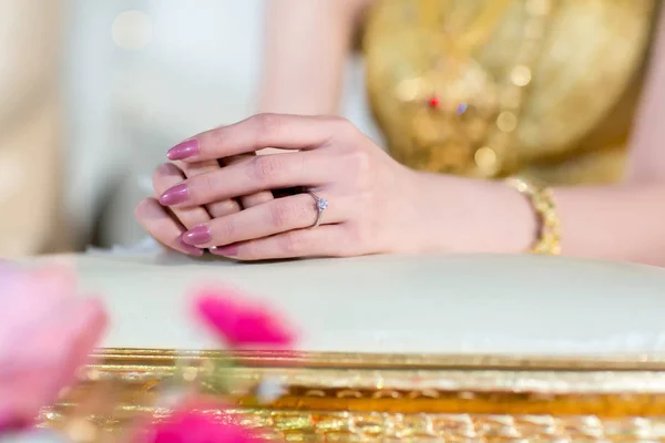Chiudere Sposa Mano Spettacolo Anello Diamanti Cerimonia Nuziale — Foto Stock