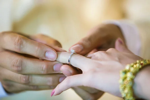 Anéis Casamento Ele Colocou Aliança Cima Dela Fecha Groom Põe — Fotografia de Stock