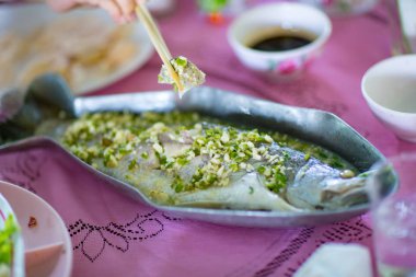 Limon ile levrek balık buğulama, Tay ünlü yerel gıda balık şekil tabakta. Tayland turist için menü öneririz. Ot ve limon, baharatlı ekşi sos ile tepesinde ile balık buğulama. 