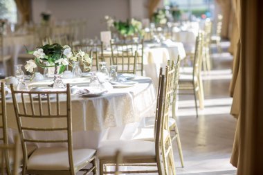 Düğün masa düğün salonunda ayarlar. Düğün süslemeleri hazırlık. Masayı ve olay akşam yemeği, lüks düğün tablo, iyi yemek için kapalı ayarı başka bir yiyecek ve içecek